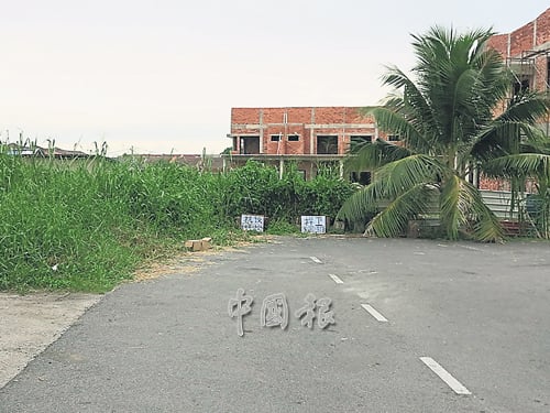 居民們反對發展商要把這條道路與前端隔鄰花園住宅區道路銜接起來，擔心帶來不良的后遺症。 