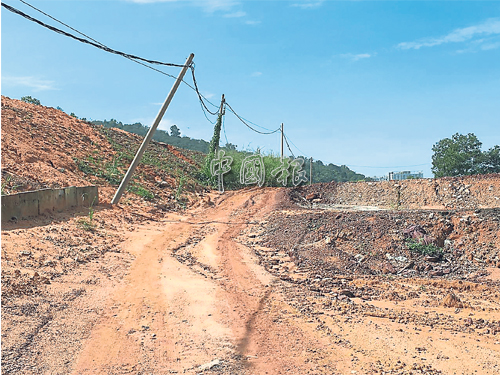 第二中環公路一帶因有工程，導致黃泥傾瀉淹沒道路。