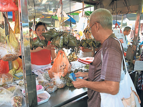 粽子原料價錢調漲，粽子起價在所難免，但大部分民眾還是樂意掏腰包買粽子應節或送禮。 