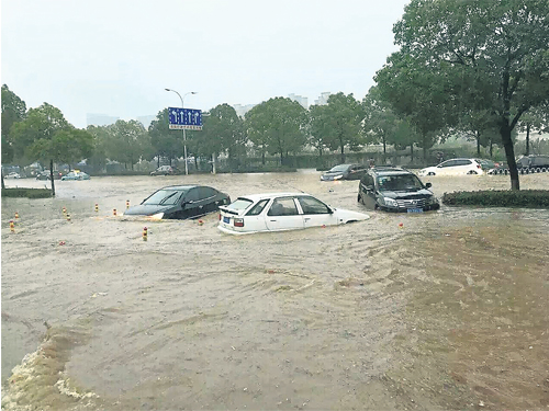 武漢市區馬路嚴重積水，汽車幾乎沒頂。（新華網）