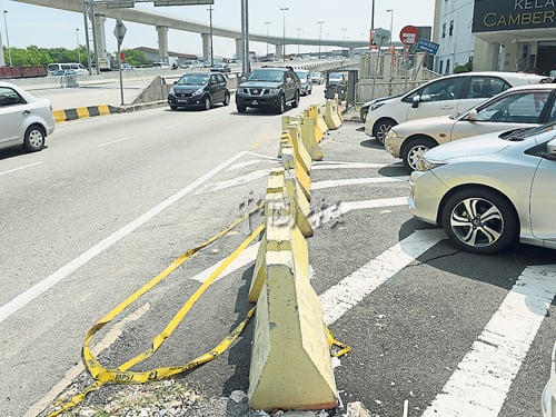 梳邦再也市議會為了舒緩白蒲大道交通流量，封閉肯那裏11路的路口。