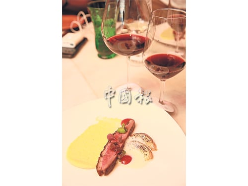 左：PI Cabernet Sauvignon 红葡萄酒（酒精浓度14%），右：OPI Malbec红葡萄酒（酒精浓度14%）