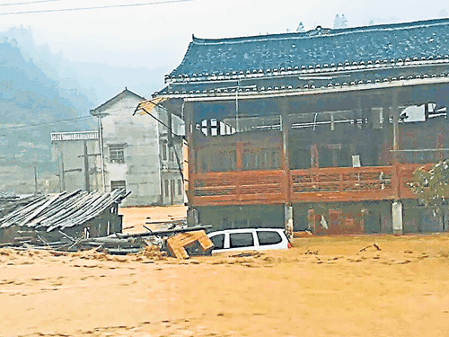 貴州黎平暴雨成災，房屋和汽車被沖走。 