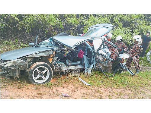 轎車失控撞上護欄，毀不成形，少婦被夾斃。 