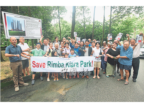 逾30名居民高舉橫幅，反對發展商在加拉森林公園內建公寓。