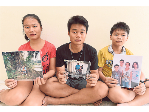 吳家3兄妹在成功取得身分證后，希望完成學業；左起吳麗儀、吳國龍和吳國偉。