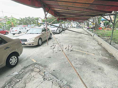 商販霸佔至少15個泊車位擺攤。