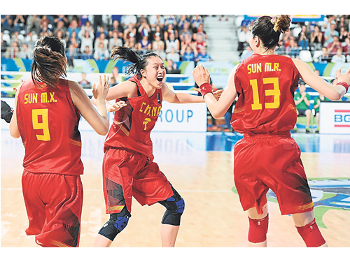 中國女籃孫夢昕（左起）、邵婷和孫夢然歡慶球隊成功取得里約奧運會的參賽資格。（新華社）