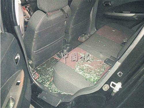 伊朗籍情侶用手機應用程式召車，不料司機抵達后車窗被砸毀，玻璃碎片散滿車內，情侶也告受傷。