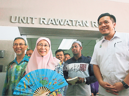 莫哈末拉昔（左起）、旺阿茲莎及阿菲夫（右），周三在檳城中央醫院探訪阿末峇沙。