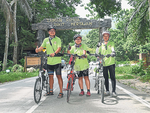 “绿在骑中”西马环岛游3人行来到大山脚站，途经督坤山森林公园，左起为许伟良、杨淑玉及赵苇苇。