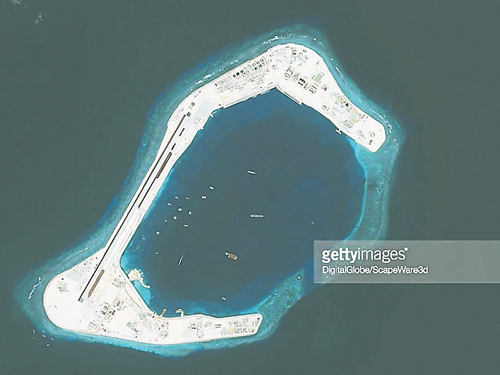 中國政府在不接受仲裁的同時，也展開了大規模的南海島礁填海行動。 