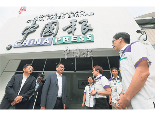 林建華（左2）和張東曉（左）等人到訪《中國報》時，由林明標（右起）、吳德英、譚翠鳳和蔡盈芬接待。