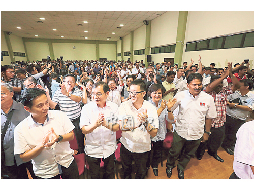 民政黨領袖集體起身，為在台上辯論的梁德明鼓掌。