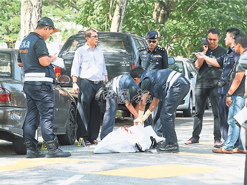 警員準備抬走死者遺體，中戴墨鏡者為梳邦再也警區主任莫哈末阿茲林助理總監。