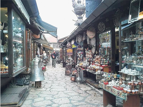 薩拉熱窩舊城區的店面，許多擺賣著銅鋁製成品。 