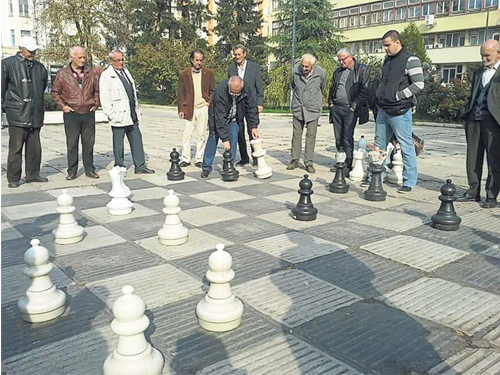 薩拉熱窩街頭，一群男人圍成一個圓圈做什麼呢？原來在下「巨型」西洋棋。 