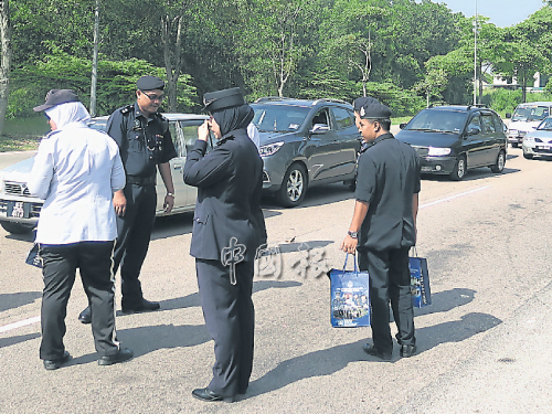 交警在火車柵門前路段，進行「安全行動」。 