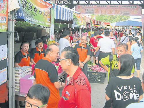 美食攤位前擠滿人，選購各類家鄉美食。