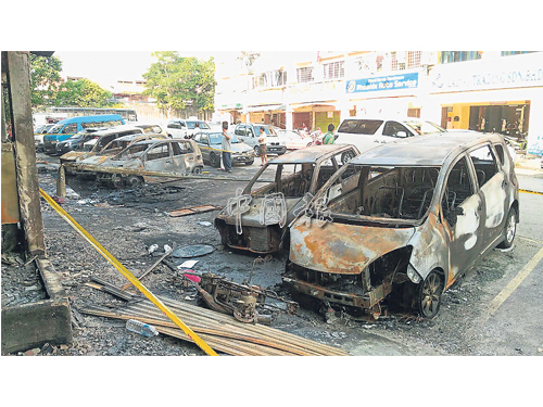 5輛被燒的轎車殘骸目前還留在火患現場，以便警方進行調查。