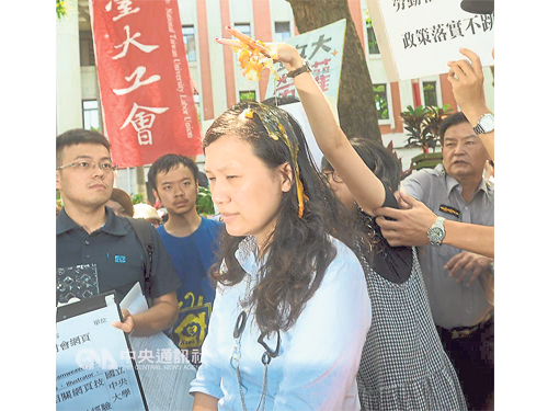 高若想在王淑娟頭上捏爆生雞蛋，蛋汁流到頭髮上。 （互聯網） 