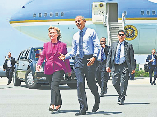 奧巴馬偕希拉莉（左）乘坐「空軍一號」抵達北卡羅萊納州。（美聯社）