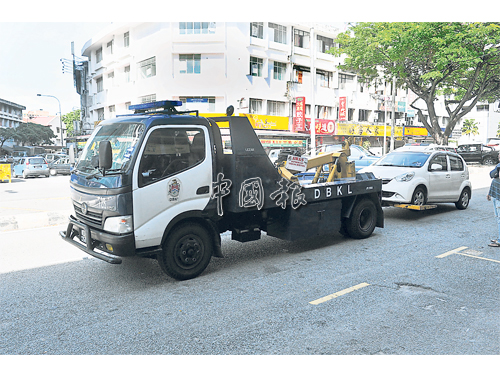 市政局于週二早上在樟卡淡比多拉拖走違例車輛。