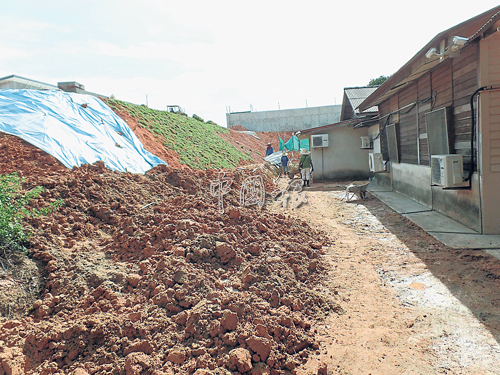 與建築工地毗鄰的住家首當其衝，首次發生泥漿灌家事件。 