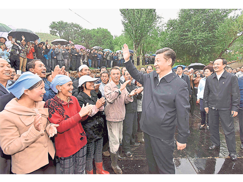 习近平（右2）在宁夏调研考察。（新华社）