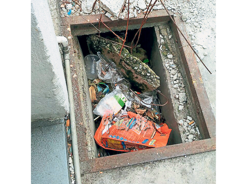 不負責任的市民將食物殘渣及塑料品，甚至是輪胎都扔進溝渠。 