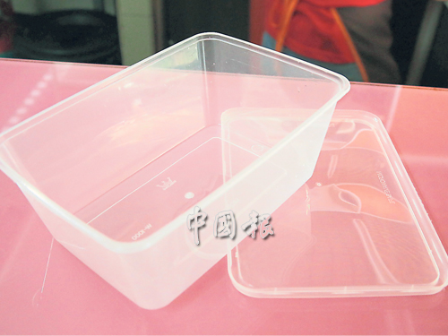 一些熟食業者開始使用塑料盒打包食物，較為安全。 