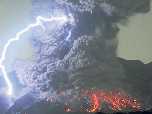 樱岛火山出现爆炸式喷发。 
