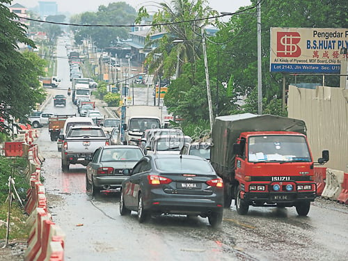 福利路交通流量大，卻極其窄小，每次只能勉強供2輛轎車來回行駛。 