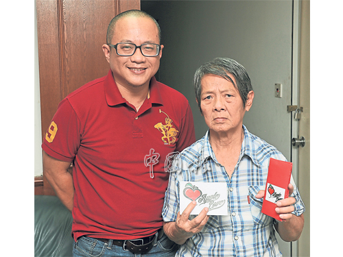 劉先生（左）移交4000令吉善款給葉貴珍。