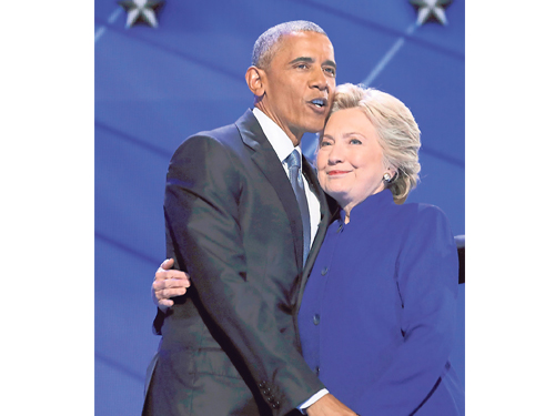 奧巴馬（左）結束演講后，希拉莉上台與他擁抱。（路透社）