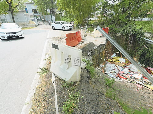 河岸坍塌情況惡化，逐漸延伸至大路轉角處，市政廳僅在當地放置塑料路障，尚未動工修復。