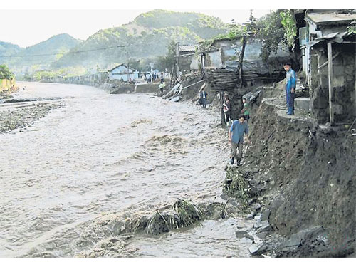  ■暴雨引發的洪災，導致數以萬計的住宅和部分公共建築倒塌。