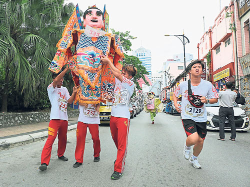  ■第二屆太子娃娃齊齊走競跑大賽是以3人接力賽方式進行，隊友在各定點準備，為下一個競跑者迅速套上太子娃娃衣服。