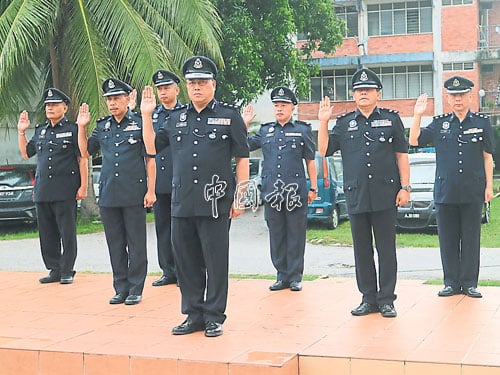  岑振强（前）率领警察，进行宣誓效忠仪式。 