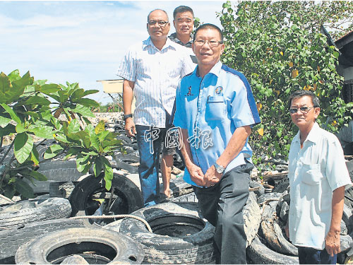  莫達（前左起）、洪建宗、王雅霖及村民林華銨（后），到河口處視察輪胎海堤遭潮水破壞的災情。