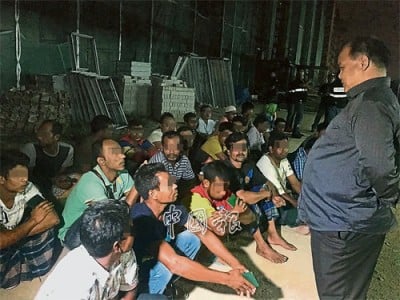 雙溪毛糯警區主任阿茲（右）親自盤查被檢舉的外勞。