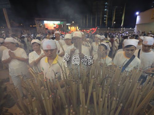 信徒們迎回九皇爺後，紛紛燃香祭拜。