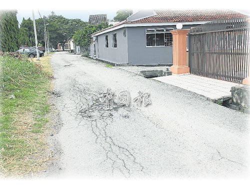  ■居民住家门口前道路破损，影响出入。