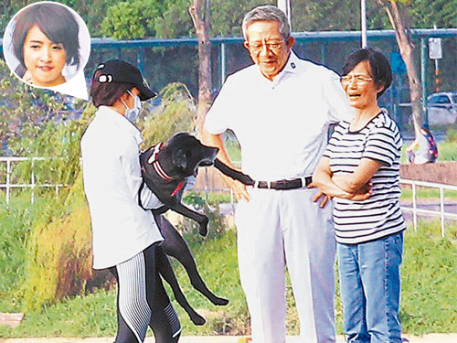 林依晨（左起）抱狗狗陪家公、家婆到河濱公園散心。