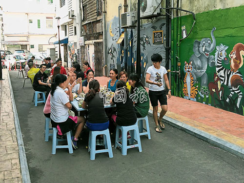  ■民眾選擇在咖啡店后巷，一邊吃早餐、一邊欣賞壁畫。