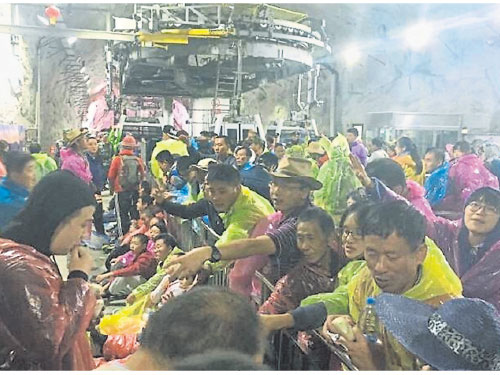  ■大風導致華山纜車停駛，大批遊客滯留山上。