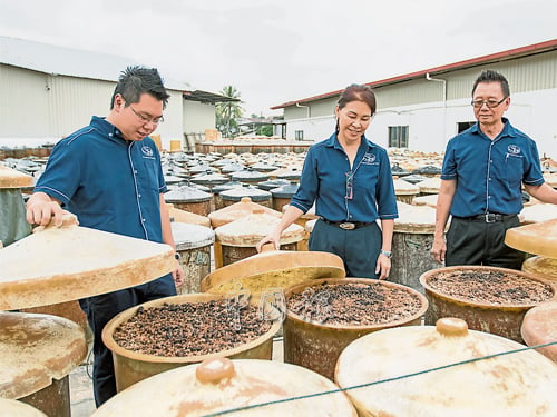 黃豆浸鹽水發酵，過程大概需要長達6個月。左為李家進、李冠中和陳美蘭一家人。