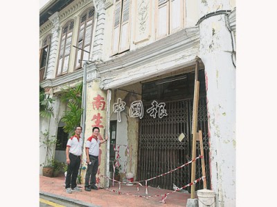 賴君萬（右）及劉志良巡視岌岌可危的老店屋。