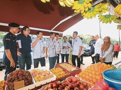 ■波德申市議員和官員巡視萬順購物中心對面的小販攤，聽取民聲，左2起為石隆發、丁文光、穆斯達化、石金生、妲娜、楊孔耀和哈菲茲（右2）。