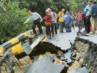 ■水池路（往白雲山路段的部分）早上只是一個小裂縫，下午就崩塌「裂」成大坑洞，嚇壞路人！